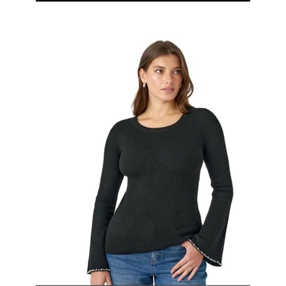 Fitted ribbed sweater with a classic scoop neckline Edited